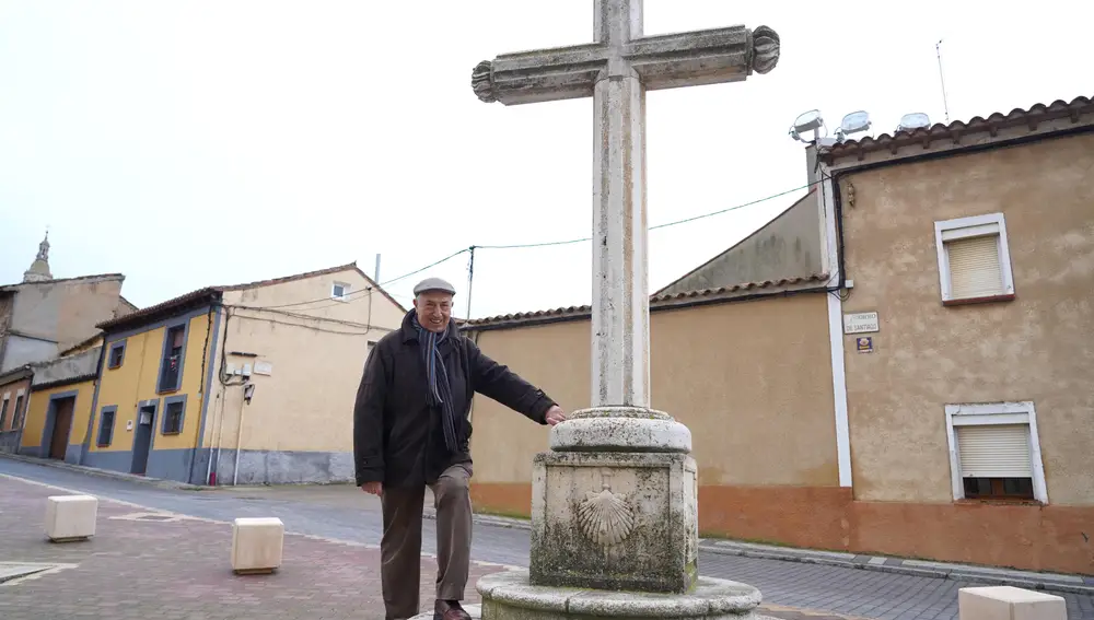 El excomisario de los Caminos a Santiago, Manuel Fuentes, junto al crucero de la iglesia de Santiago Apóstol en Medina de Rioseco (Valladolid)
