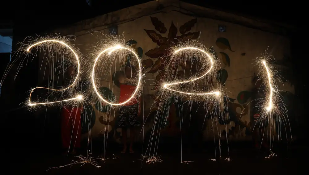 Colombo (Sri Lanka), 31/12/2020.- A slow shutter speed picture showing Sri Lankan children's writing '2021' with firecrackers during New Year's celebrations in Colombo, Sri Lanka, 31 December 2020. (Incendio) EFE/EPA/CHAMILA KARUNARATHNE