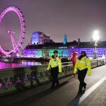 Agentes en Londres pasean junto a Westminster