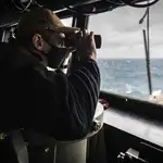 Un soldado americano observa desde el destructor John McCain en el Estrecho de Taiwán