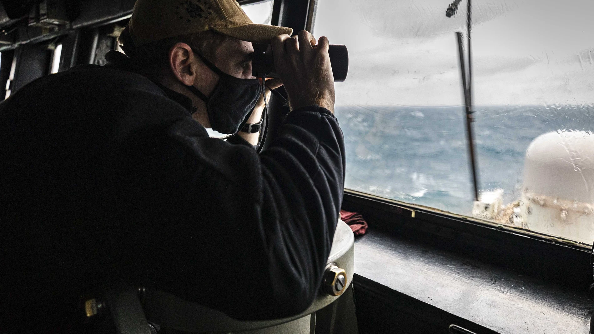 Un soldado americano observa desde el destructor John McCain en el Estrecho de Taiwán