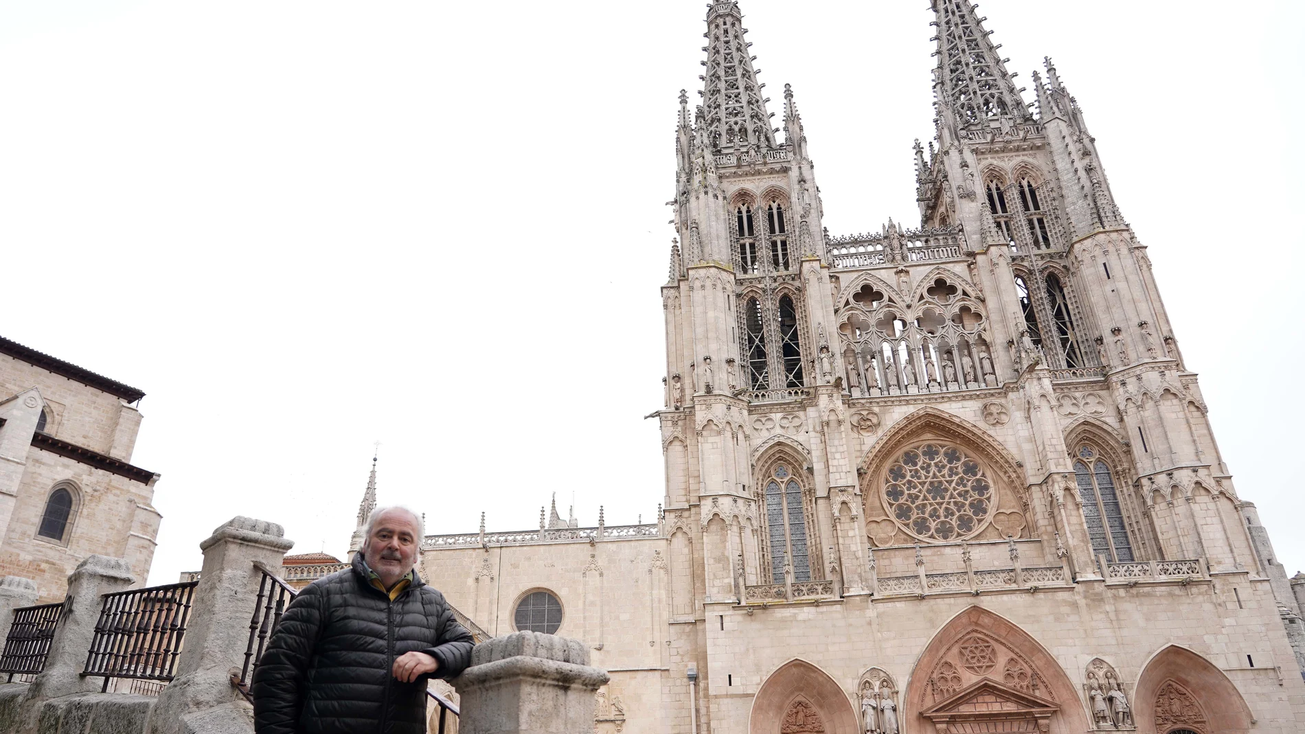 Ovidio Campo, gran conocedor del Camino de Santiago y autor de 'Diario de un peregrino' frente a la Catedral de Burgos