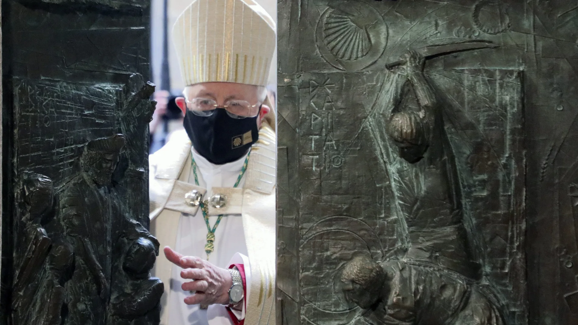 SANTIAGO DE COMPOSTELA, 31/12/2020.- El arzobispo de Santiago Julián Barrio, abre la Puerta Santa de la catedral de Santiago para dar paso al Año Jubilar y al Xacobeo 21, esta tarde en Santiago de Compostela. EFE/Xoan Rey