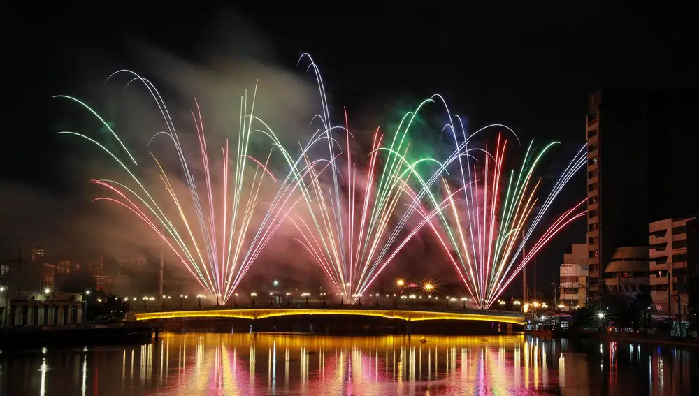 Manila (Philippines), 31/12/2020.- A fireworks display is conducted moments after midnight to welcome the New Year at the Jones Bridge in Manila, Philippines, 01 January 2021. The Philippine capital of Metro Manila and several regions in the country issued bans on use of firecrackers and fireworks in household areas and public spaces, limiting fireworks displays marking the New Year to a few venues specifically authorized by local government units. The ban comes as authorities aim to prevent mass gatherings of revelers to curb the spread of COVID 19 and avoid firecracker related injuries. (Incendio, Filipinas) EFE/EPA/MARK R. CRISTINO