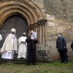 El presidente de la Junta de Castilla y León, Alfonso Fernández Mañueco, asiste, acompañado del vicepresidente, Francisco Igea, a la apertura solemne de la Puerta del Perdón de la Iglesia de Santiago con motivo del Año Santo Jacobeo en Villafranca del Bierzo
