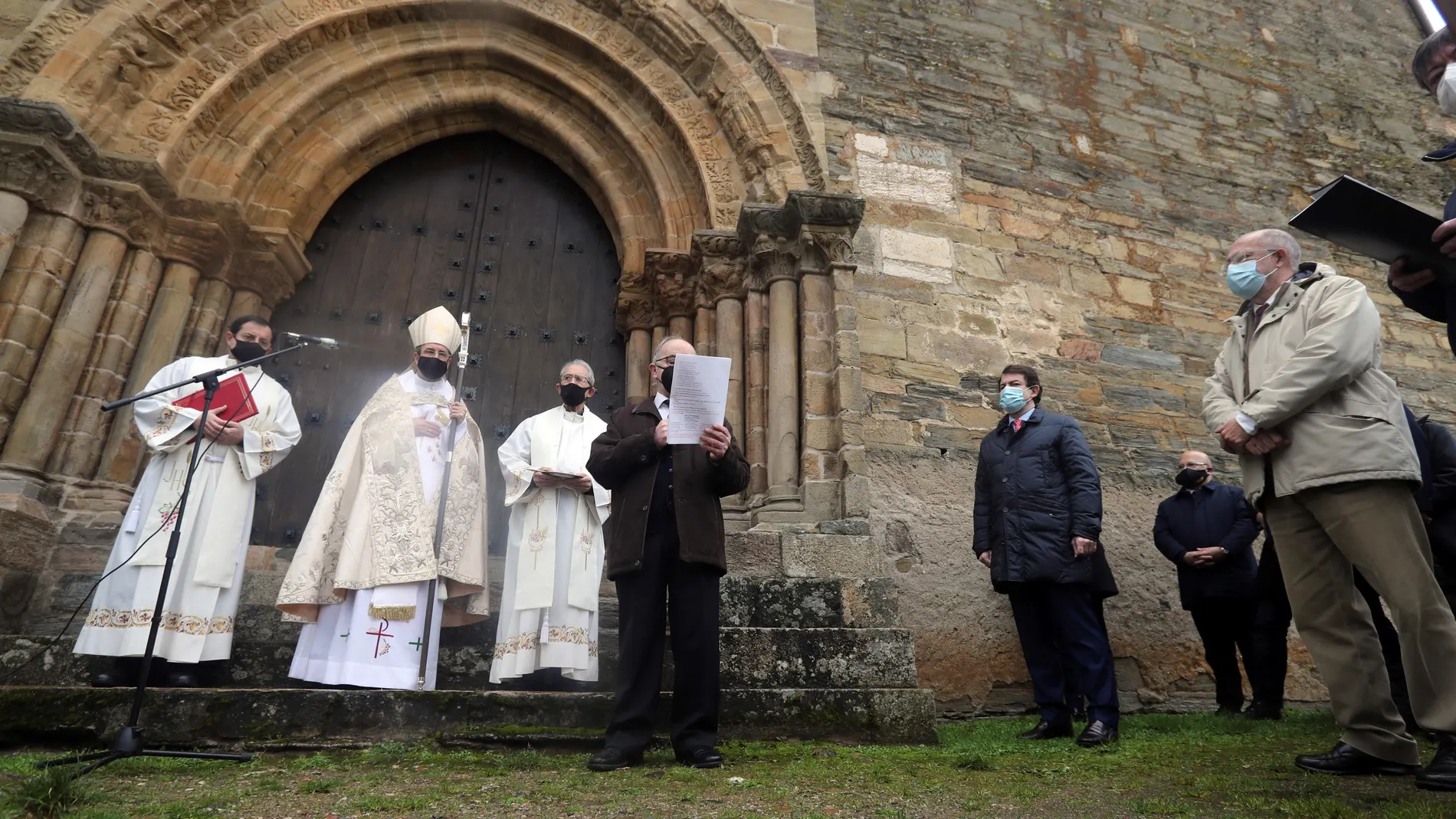 El presidente de la Junta de Castilla y León, Alfonso Fernández Mañueco, asiste, acompañado del vicepresidente, Francisco Igea, a la apertura solemne de la Puerta del Perdón de la Iglesia de Santiago con motivo del Año Santo Jacobeo en Villafranca del Bierzo