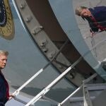 El presidente de EE UU, Donald Trump, embarca en el Air Force One en Palm Beach este 31 de diciembre