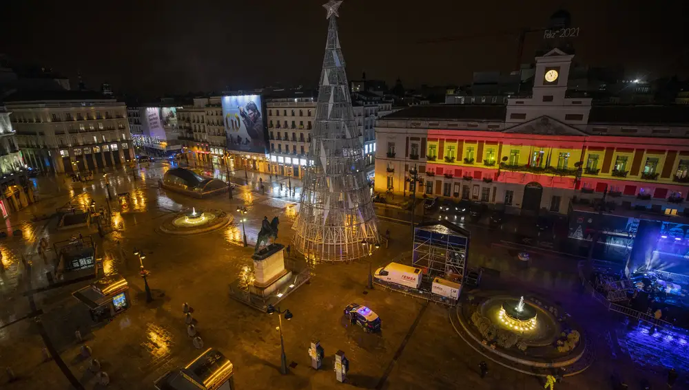 A general view in an empty Madrid's Puerta del Sol before the New Year's celebrations in Madrid, Spain, Thursday, Dec. 31, 2020. Across Spain regional authorities are limiting gatherings to a handful of people while some are slightly relaxing the nightly curfew to allow families to gather before getting home for an early night. (AP Photo/Manu Fernandez)