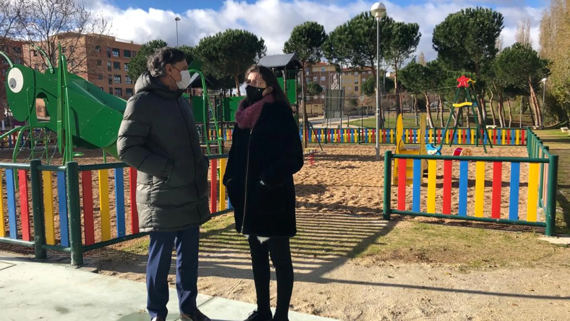 El alcalde Carlos García Carbayo y la concejala Miryam Rodríguez en el parque de Los Alcaldes