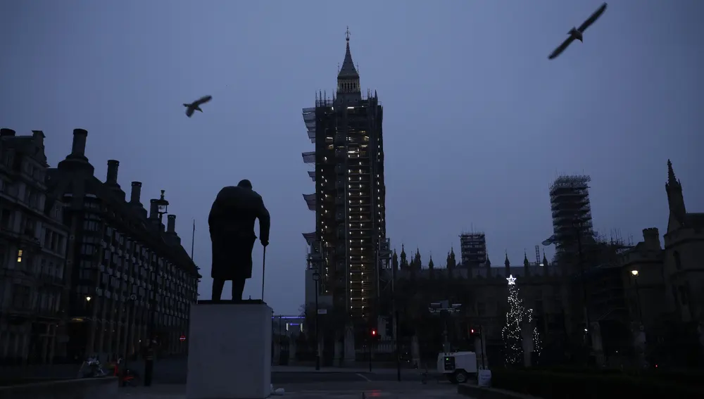 Estatua del primer ministro Winston Churchill con la torre del Big Ben el pasado 1 de enero, el primer día de la salida a todos los efectos de Reino Unido de la Unión Europea, el mercado único y la unión aduanera