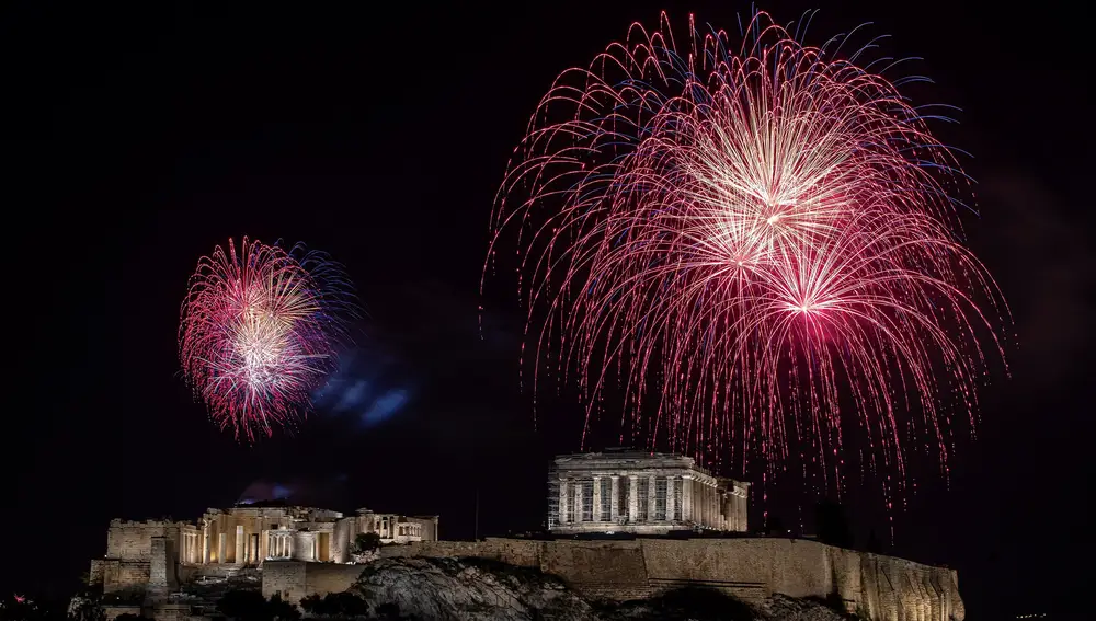 Fireworks explode over the ancient Parthenon temple atop the Acropolis hill during New Year's day celebrations, amid the coronavirus disease (COVID-19) pandemic in Athens, Greece, January 1, 2021. REUTERS/Alkis Konstantinidis
