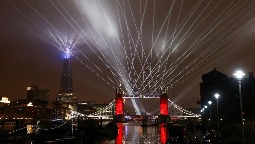A light show is seen over Tower Bridge in the new year amid the coronavirus disease (COVID-19) outbreak, in London, Britain January 1, 2021. REUTERS/Simon Dawson TPX IMAGES OF THE DAY