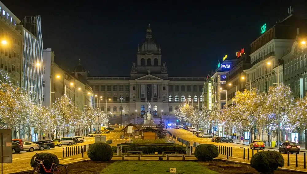 Prague (Czech Republic), 31/12/2020.- An almost empty Wenceslas Square, usual place of celebrations, during the curfew before midnight on New Year's Eve in Prague, Czech Republic, 31 December 2020. The Czech government has implemented a curfew from 9pm to 5am, starting on 27 December 2020, and another restrictions in an effort to stop the spread of COVID-19. (República Checa, Praga) EFE/EPA/MARTIN DIVISEK
