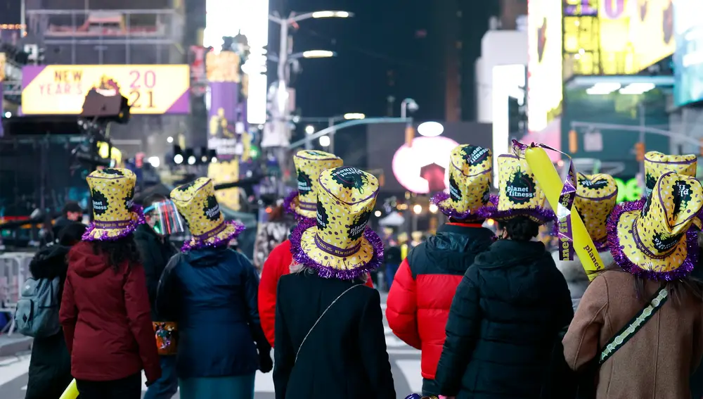 New York (United States), 01/01/2021.- Invited guests arrive to enter Times Square on New Year's Eve in New York, New York, USA, 31 December 2020. Due to the coronavirus pandemic people were not allowed in to celebrate in Times Square. (Estados Unidos, Nueva York) EFE/EPA/JASON SZENES