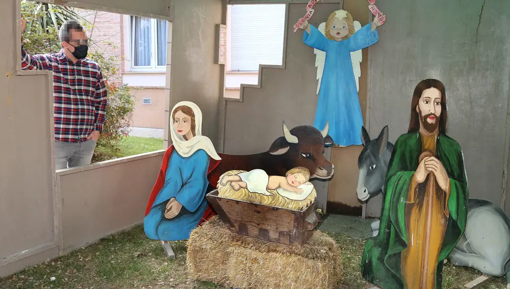 Navidad en en centro sociosanitario Hernanas Hospitalarias de PalenciaEl usuario Carlos junto al belén instalado en una de los jardines del centro
