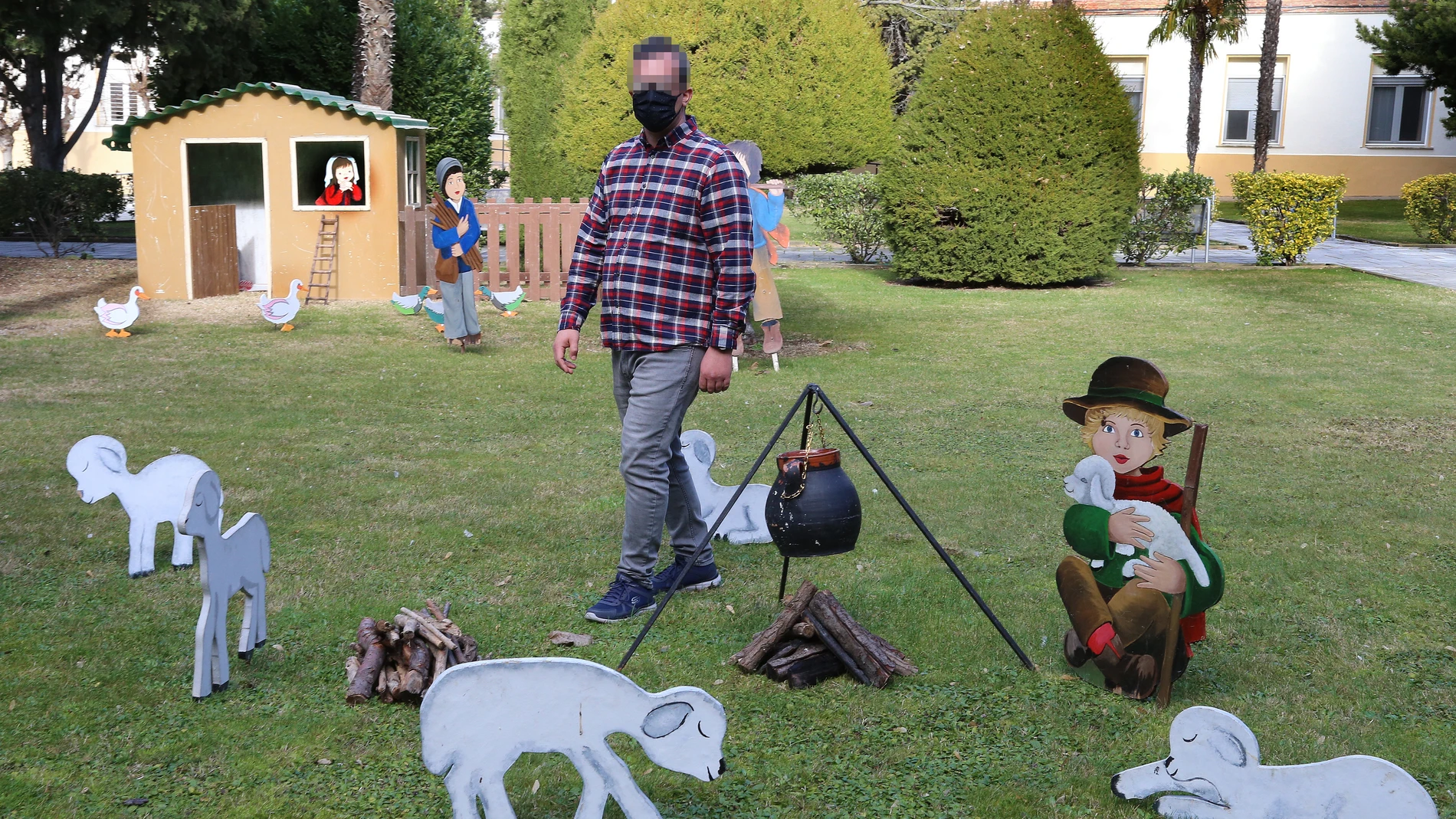 Navidad en en centro sociosanitario Hernanas Hospitalarias de PalenciaEl usuario Carlos camina entre la figuras del belén instalado en una de los jardines del centro