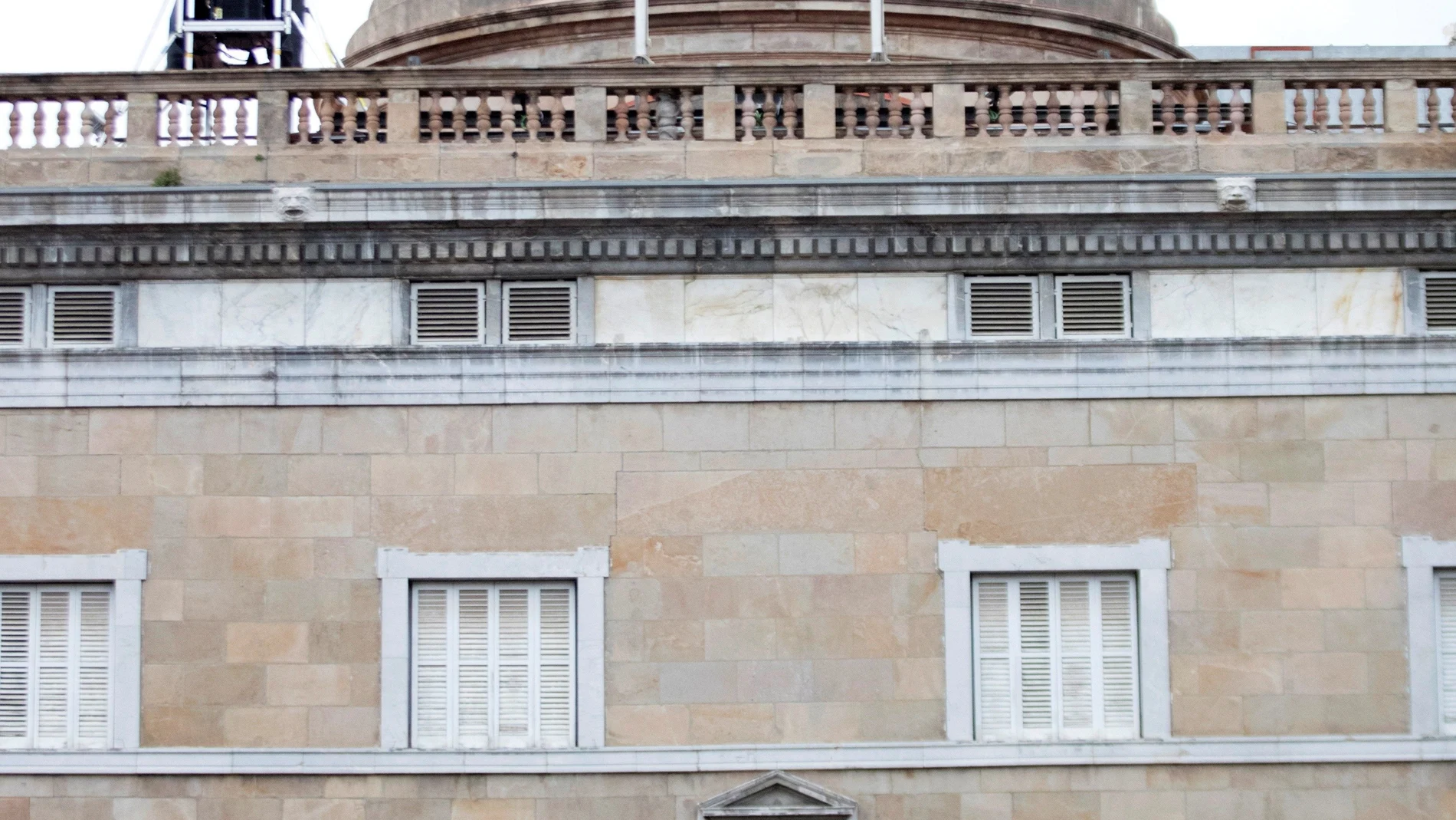 Vista de la fachada del Palau de la Generalitat de donde cuelga una pancarta en referencia a los políticos presos. EFE/Marta Pérez