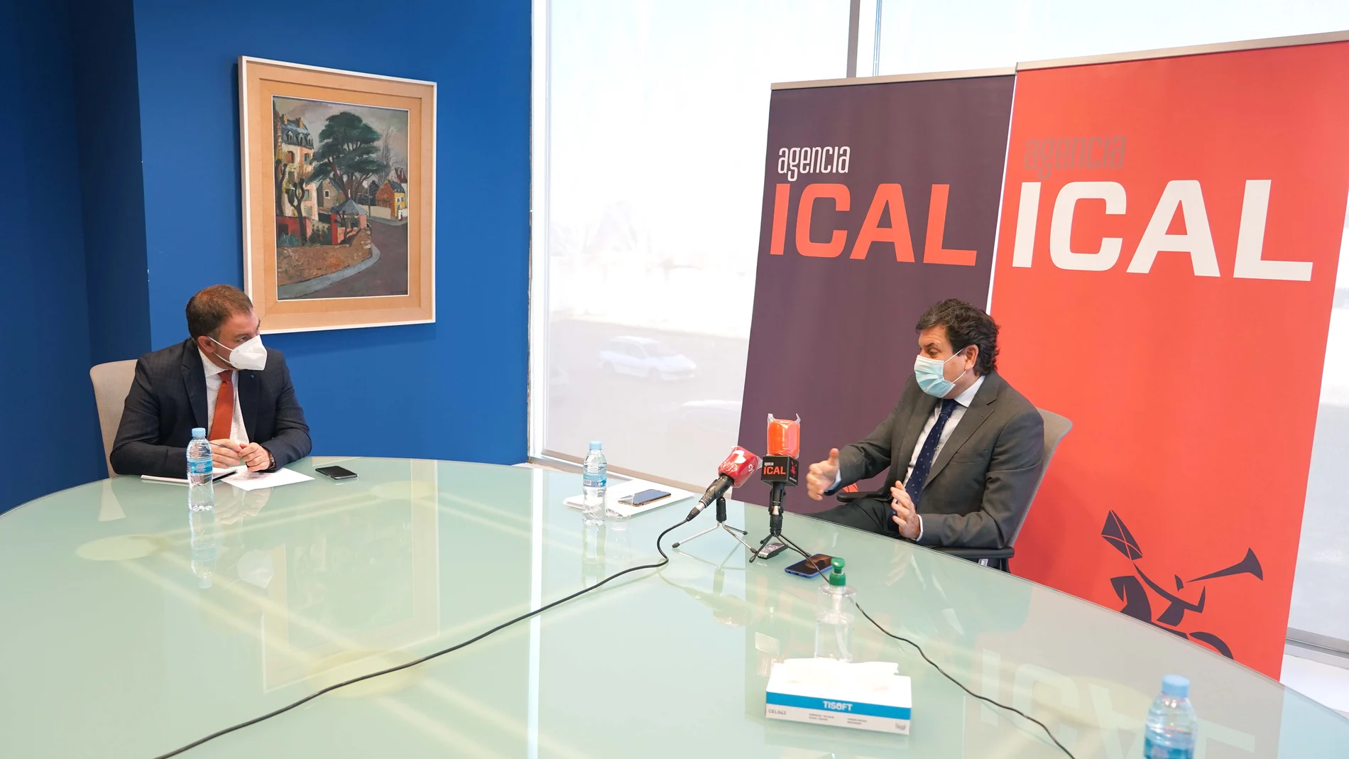 El consejero de Economía Carlos Fernández Carriedo, participa en los Desayunos de Agencia Ical. En la imagen con el director de la Agencia Ical Luis Miguel Torres