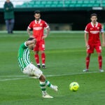 Canales, en el momento de marcar de penalti el empate a uno