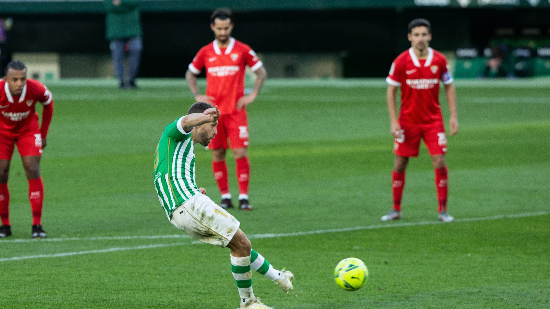 Canales, en el momento de marcar de penalti el empate a uno