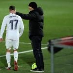 Zinedine Zidane felicita a Lucas Vázquez, tras conseguir el primer gol del Real Madrid ante el Celta de Vigo