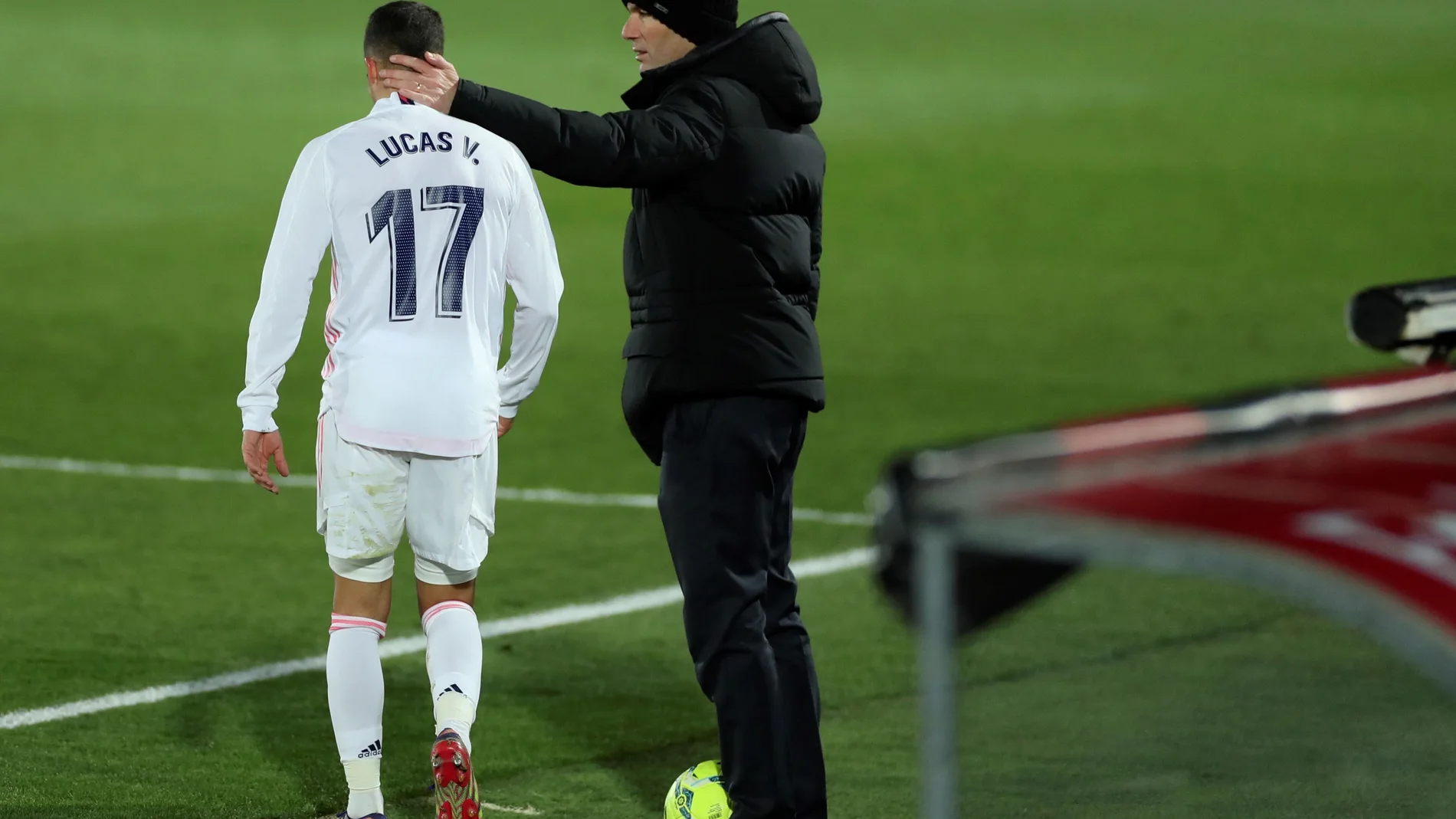 Zinedine Zidane felicita a Lucas Vázquez, tras conseguir el primer gol del Real Madrid ante el Celta de Vigo