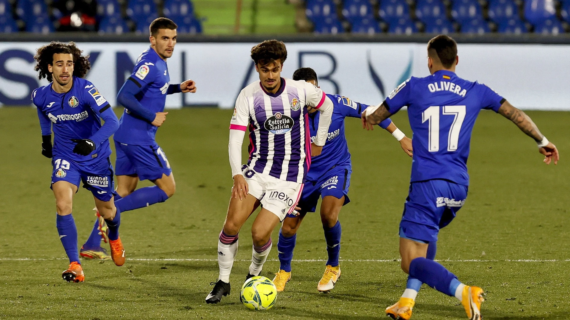 El delantero portugués del Real Valladolid, Joao Felipe "Jota" (c) con el balón