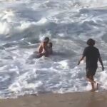 Una imagen del tramo final del rescate protagonizado por el surfista australiano Mikey Wright