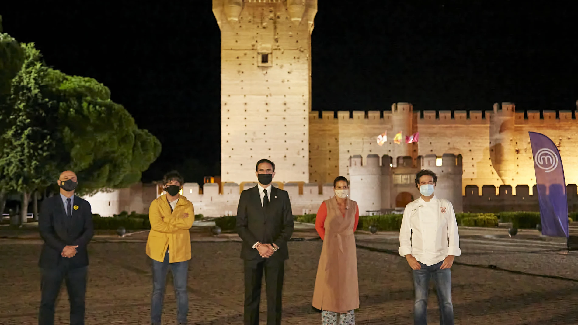 El viceconsejero de Desarrollo Rural, Julio Llorente, y el alcalde de Medina del Campo, Guzmán Gómez, junto a los conductores del programa Masterchef