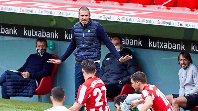 Gaizka Garitano, en el banquillo de San Mamés en el que ha resultado ser su último partido al frente del Athletic Club, ante el Elche