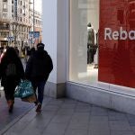 Vista de los carteles con las rebajas de enero que algunas cadenas y establecimientos ya han comenzado en la calle Preciados de Madrid.