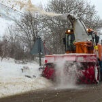 Una fresadora retira nieve acumulada en la localidad leonesa de Busdongo