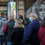 GRAFCVA788. VALENCIA, 04/01/2021.- Varias personas hacen cola frente a una administración de lotería en València, a falta de dos días para la celebración del sorteo de El Niño. EFE/Biel Aliño