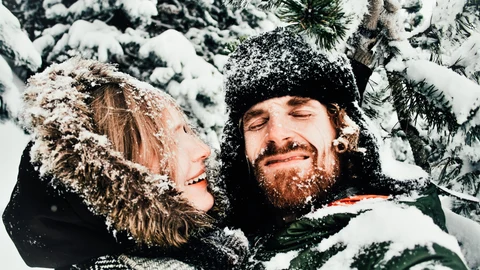 Una pareja en la nieve