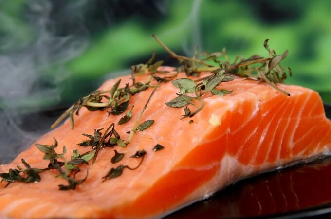 El salmón es fuente de vitamina D