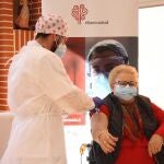 Isabel López Gallardo es la primera anciana vacunada en el departamento de salud de Torrevieja