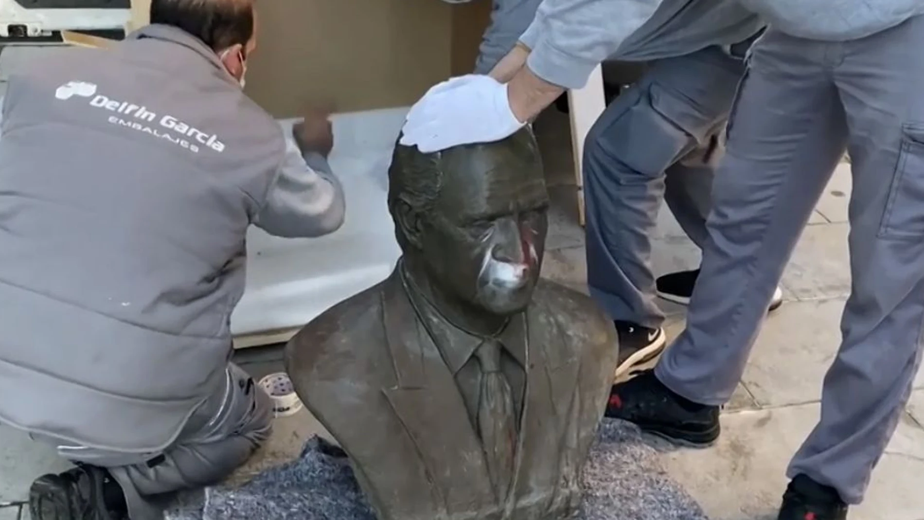 El Ayuntamiento de Cádiz retira el busto de Juan Carlos I y lo guarda en una nave municipal