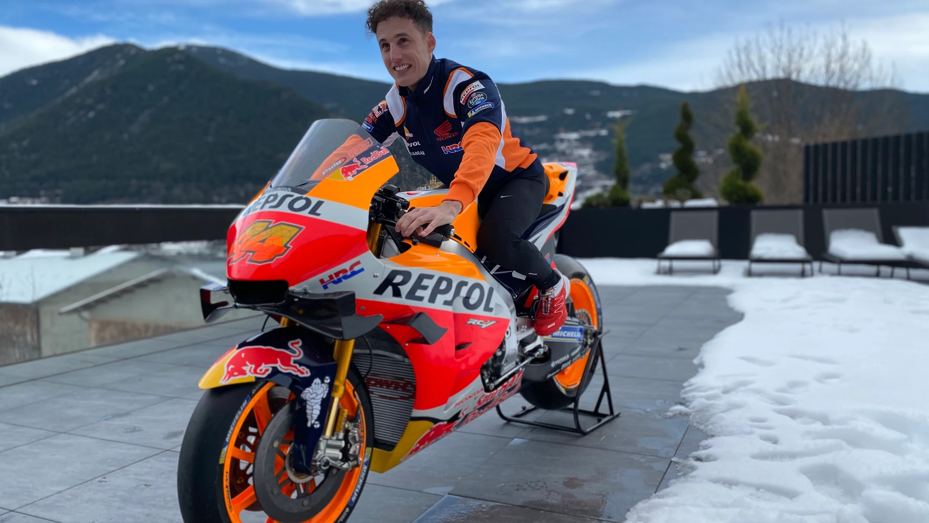 Pol Espargaró ha recibido en su casa la moto de su nuevo equipo: el Repsol Honda