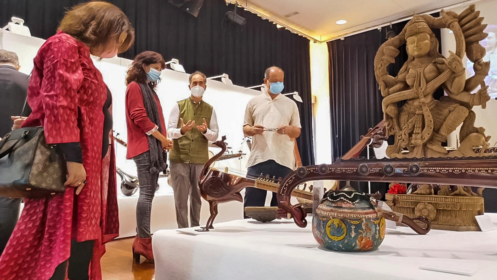 Exposición de "Tesoros musicales de la India", con la presencia de la concejala de Cultura y Turismo de Valladolid, Ana Redondo