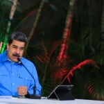 Caracas (Venezuela), 03/01/2021.- A handout photo made available by Miraflores press shows Venezuelan President Nicolas Maduro speaking during his weekly address in Caracas, Venezuela, 03 January 2021. Maduro denounced the blockade in several countries of the resources that his government would allocate to acquire a batch of Covid-19 vaccines. EFE/EPA/Miraflores press HANDOUT HANDOUT EDITORIAL USE ONLY/NO SALES