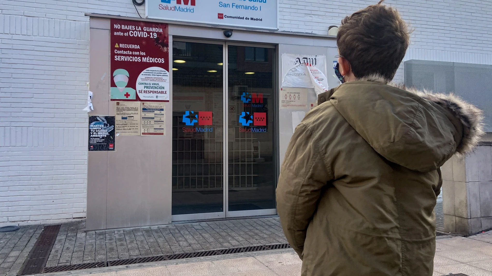 Un niño espera para entrar al Centro de Salud Los Alperchines, en San Fernando de Henares, Madrid (España)