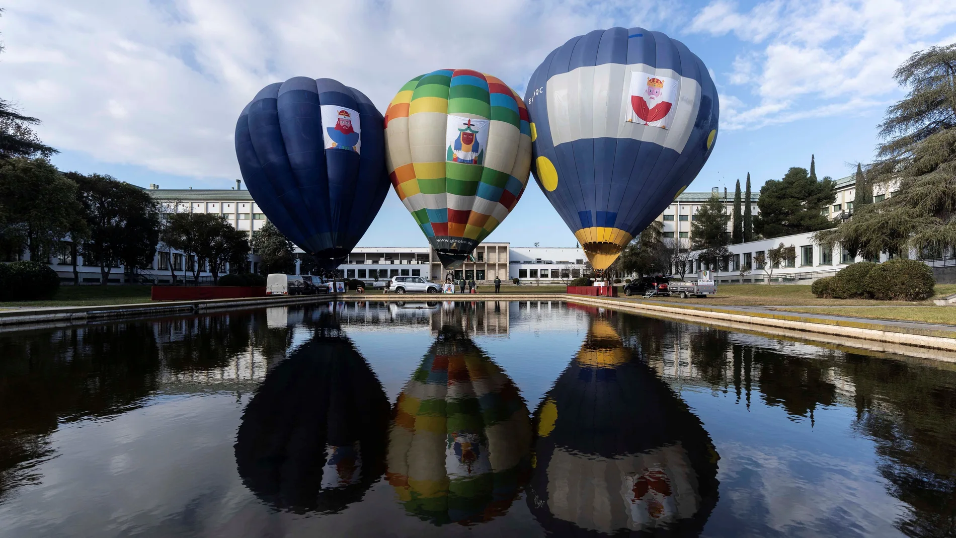 Los Reyes Magos han surcado los cielos de Córdoba en tres globos aerostáticos para anunciar su llegada a la ciudad