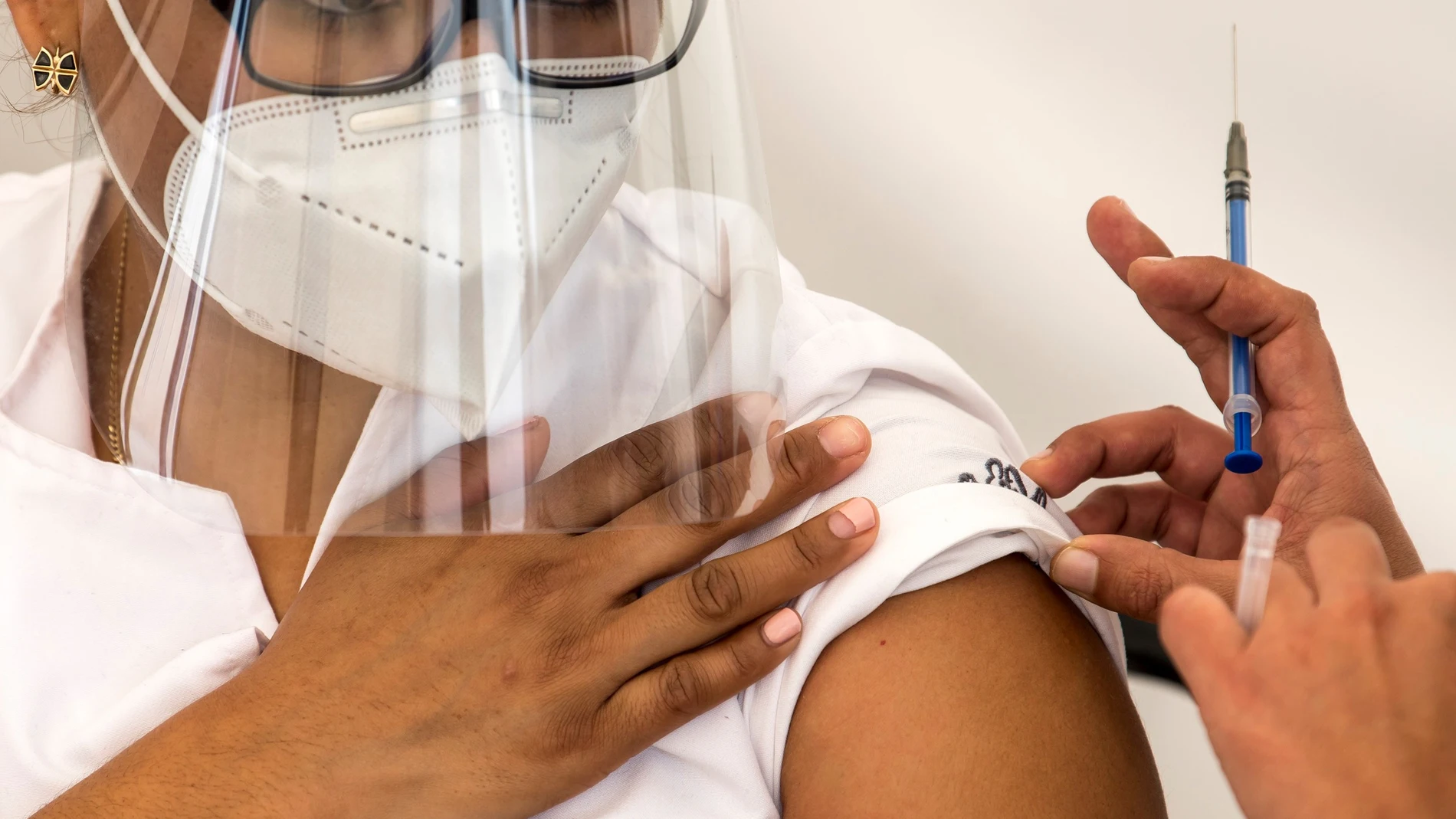 Personal sanitario recibe la dosis de la vacuna de Pfizer en Saltillo, en México
