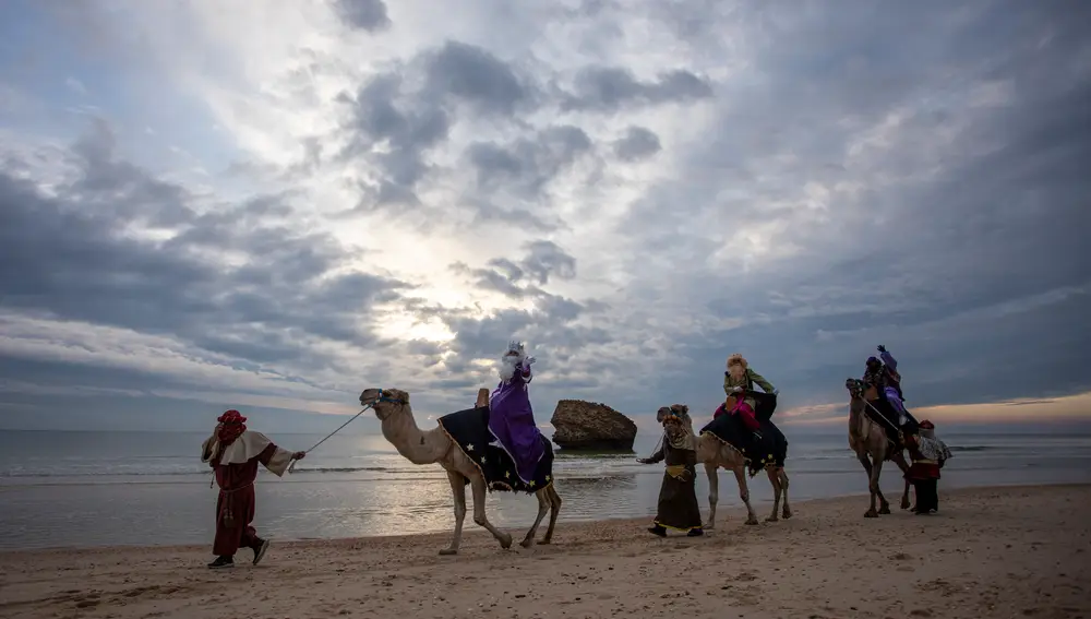 Melchor, Gaspar y Baltasar en camello por la playa de Matalascañas (Huelva)