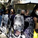 Manifestantes protestan con carteles de Julian Assange frente a la Embajada de Reino Unido en Ciudad de México