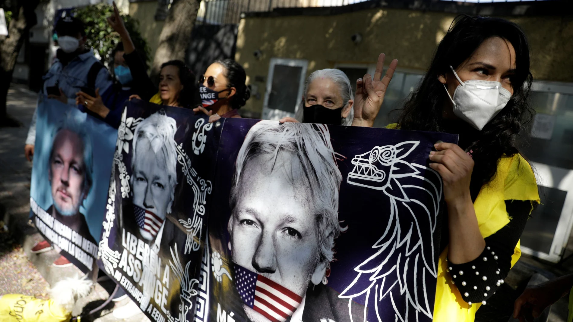 Manifestantes protestan con carteles de Julian Assange frente a la Embajada de Reino Unido en Ciudad de México