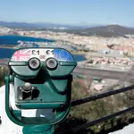Un binocular para turistas desde lo alto del Peñón en Gibraltar