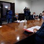 El presidente de la Generalitat, Ximo Puig ,la consellera de Sanidad, Ana Barceló (d) y de Justicia, Gabriela Bravo (i), entre otros, durante la reunión de la Mesa Interdepartamental para la Prevención y Actuación contra el Covid-19 celebrado esta mañana en el Palau.,y en la que se ha acordado adelantar el toque de queda a las diez de la noche; la hostelería cerrará a las cinco de tarde; se van a confinar 26 municipios por catorce días, y se prorrogará el confinamiento perimetral de la región hasta el 31 de enero.EFE/Juan Carlos Cárdenas