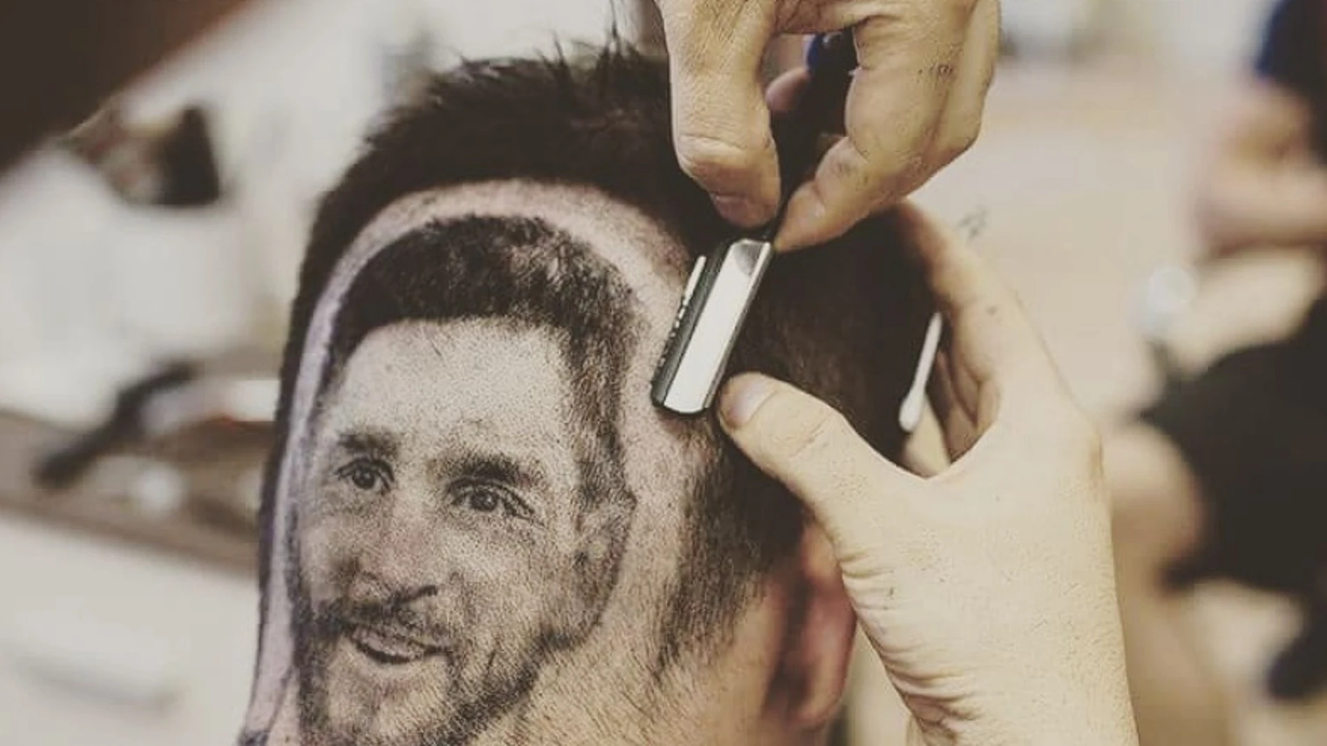 La cara de Messi, en el cogote de un aficionado
