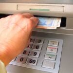 Imagen de recurso de una persona sacando dinero de un cajero